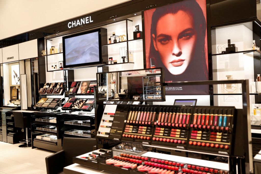 Jajaran produk rias merek Chanel di toko mereka di kawasan Nordstrom, New York, Amerika Serikat, 21 Oktober 2019. 