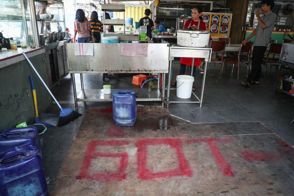 Penanda batas ruko dengan saluran air dan bahu jalan di Jalan Niaga, Pluit, Penjaringan, Jakarta Utara, Selasa (23/5/2023). Empat ruko dari total 42 ruko mulai membongkar secara mandiri bagian ruko yang melanggar aturan.