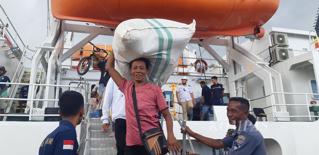 Penumpang turun dari kapal perintis KM Sabuk Nusantara 108 yang sandar di Pelabuhan Menanga, Pulau Solor, Kabupaten Flores Timur, Nusa Tenggara Timur, pada Selasa (1/11/2022). Kapal tersebut tersebut mengangkut 120 penumpang.