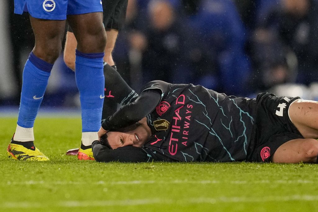 The reaction of Manchester City midfielder Phil Foden when he suffered an injury during the English League match between Brighton and Hove Albion and Manchester City at the Amex Stadium, Brighton, England, on Friday (26/4/2024) early morning WIB.