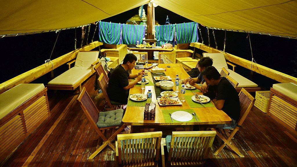 Tempat makan sekaligus menjadi ruang berkumpul bersama di KM Adishree, saat berlayar di Kawasan Taman Nasional Komodo, Manggarai Barat, Senin (28/8).