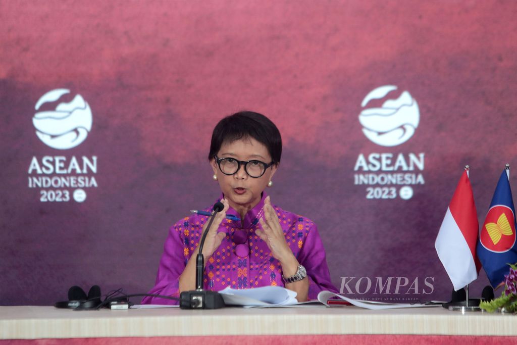 Menteri Luar Negeri Retno Marsudi memberikan tambahan keterangan kepada wartawan saat mendampingi Presiden Joko Widodo untuk menyampaikan keterangan kepada wartawan terkait hasil pertemuan Konferensi Tingkat Tinggi (KTT) ke-42 ASEAN di Labuan Bajo, Manggarai Timur, Nusa Tenggara Timur, Kamis (11/5/2023).