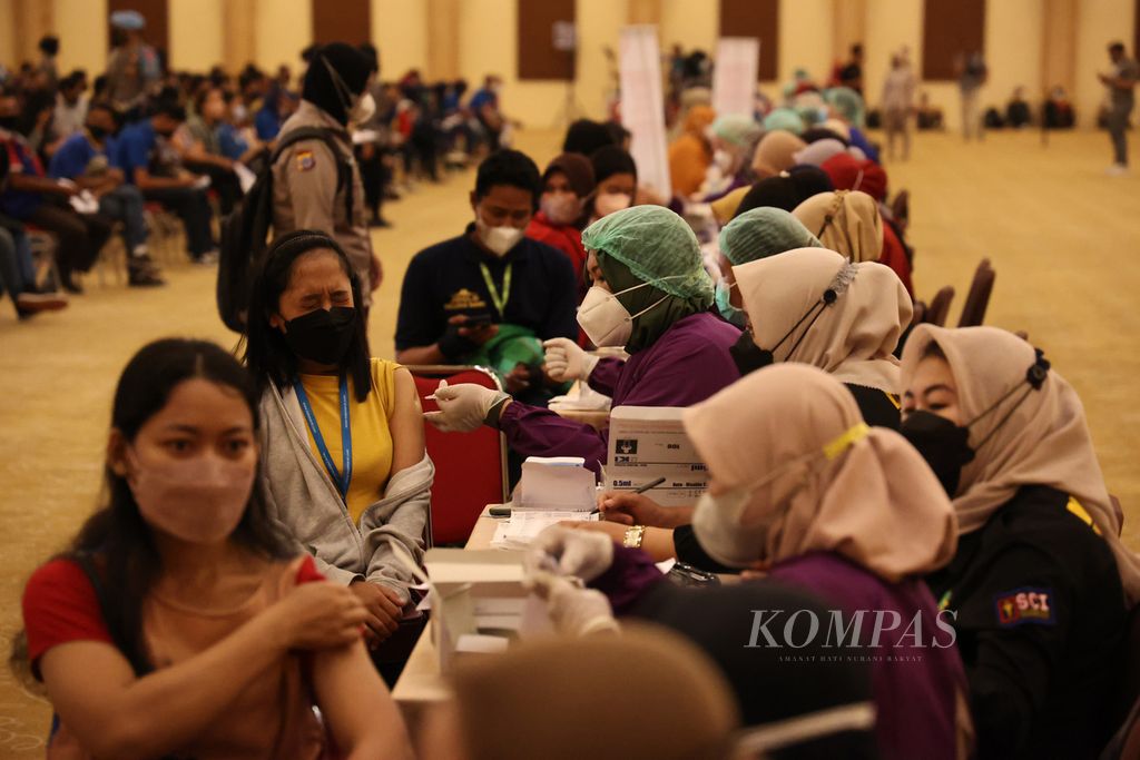 Warga mendapat suntikan vaksin penguat dalam kegiatan vaksinasi Covid-19 massal di Mal Sleman City Hall, Sleman, DI Yogyakarta, Jumat (11/3/2022). 