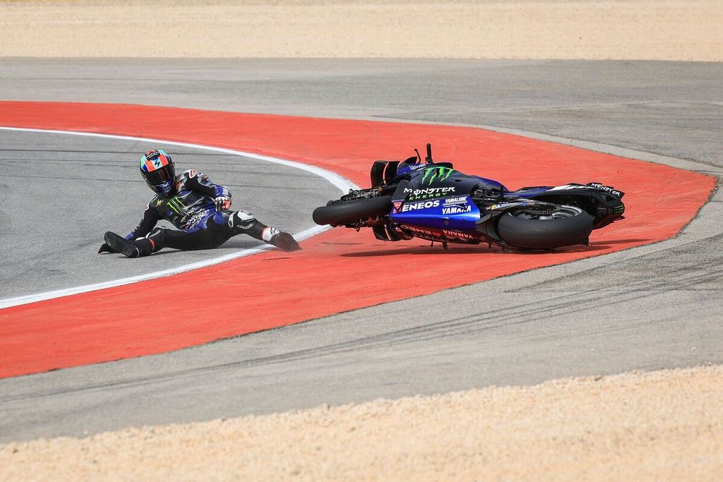 Pebalap Yamaha Alex Rins terjatuh saat balapan sprint Grand Prix MotoGP seri Portugal di Sirkuit Internasional Algarve, Portimao, Sabtu (23/3/2024). 