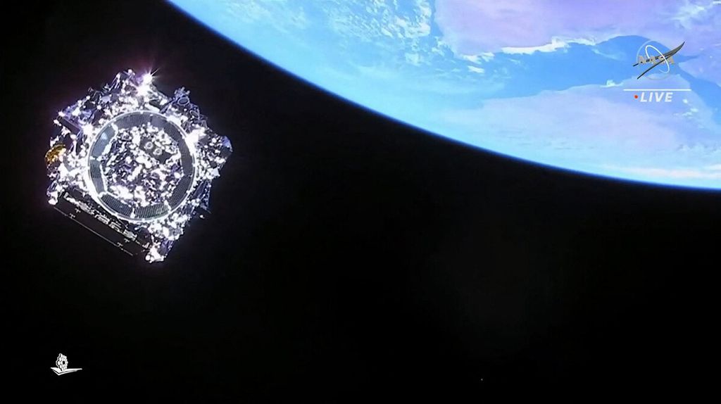 Dalam foto rekaman dari siaran TV NASA, Teleskop Luar Angkasa James Webb terpisah dari roket Arianespace 5 setelah diluncurkan dari Pelabuhan Antariksa Eropa, Pusat Antariksa Guiana, di Kourou, Guyana Perancis, Sabtu (25/12/2021). 