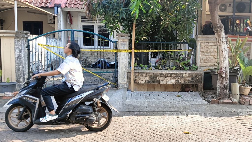 Warga melintas di depan rumah pasangan suami istri yang ditemukan tewas dengan kondisi mengenaskan di Kompleks Metland Puri, Cipondoh, Kota Tangerang, Jumat (6/9/2024).