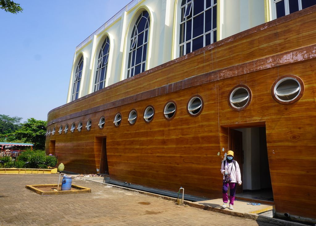 Pengunjung keluar dari Masjid Safinatun Najah, Kelurahan Podorejo, Kecamatan Ngaliyan, Kota Semarang, Jawa Tengah, Sabtu (2/4/2022). Masjid yang berarsitektur unik itu didirikan karena pemiliknya terinspirasi oleh kapal penyelamat milik Nabi Nuh. Sejak dibangun pada 2015, masjid itu ramai didatangi pengunjung dari banyak daerah, terutama menjelang Ramadhan dan Idul Fitri.