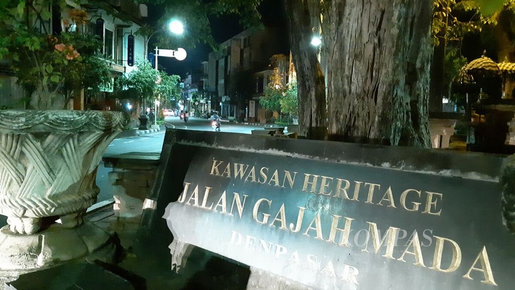 Suasana malam di kawasan Jalan Gajah Mada, Kota Denpasar, Kamis (5/5/2022). Jalan Gajah Mada merupakan kawasan kota pusaka (<i>heritage</i>) Kota Denpasar.