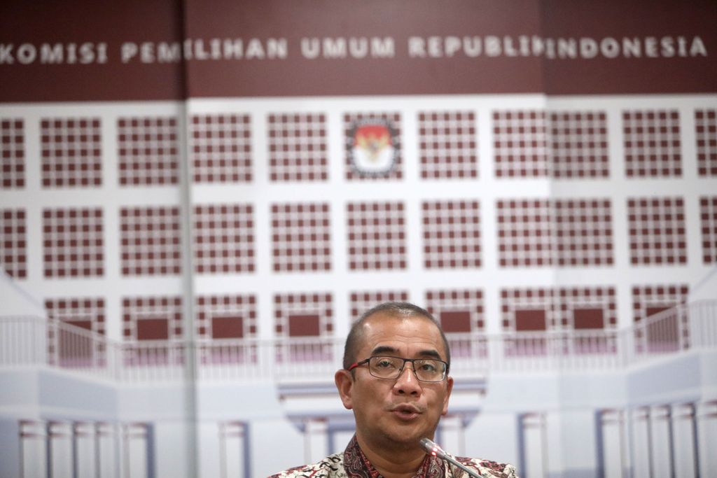 Ketua KPU Hasyim Asy'ari memberikan penjelasan kepada wartawan di Kantor KPU, Jakarta terkait hasil pertemuan Pimpinan KPU dengan Presiden, Senin (30/5/2022). 