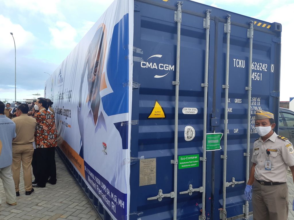 Pemprov Sultra melepas ekspor perdana serabut kelapa ke Weifang, China, di Kendari, Sulawesi Tenggara, Selasa (7/7/2020).