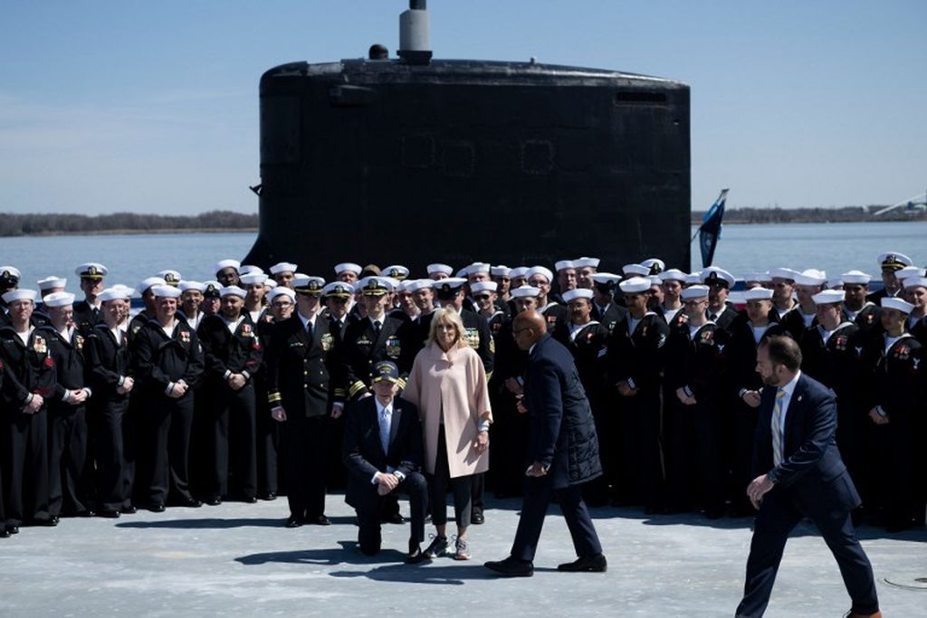 Presiden Amerika Serikat Joe Biden dan Ibu Negara Jill Biden berpose bersama awak kapal USS Delaware, sebuah kapal selam AS dari kelas Virginia di Pangkalan Angkatan Laut Wilmington di Wilmington, Delaware pada 2 April 2022.