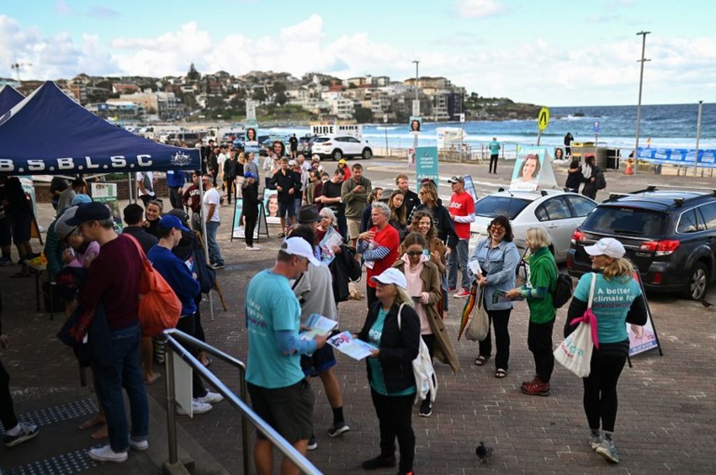 Orang-orang tiba untuk memberikan suara selama pemilu parlemen Australia di tempat pemungutan suara di Pantai Bondi di Sydney pada Sabtu (21/5/2022). 