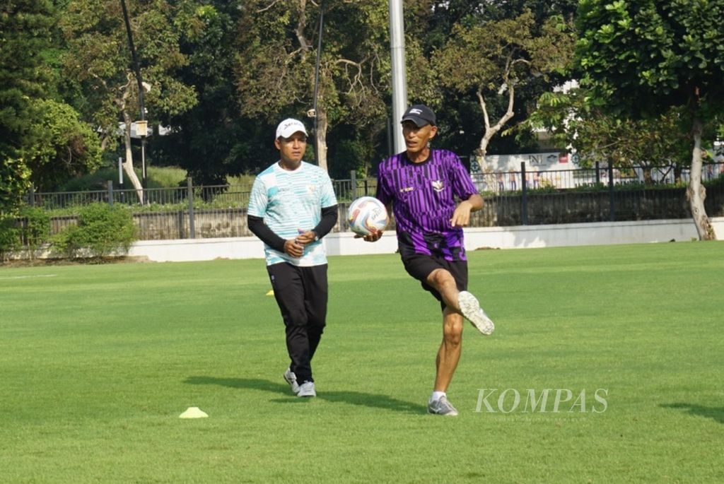 Pelatih timnas sepak bola putri Indonesia Satoru Mochizuki memimpin latihan menjelang laga persahabatan melawan Singapura di Lapangan A, kawasan Gelora Bung Karno, Senayan, Jakarta, Senin (27/5/2024).