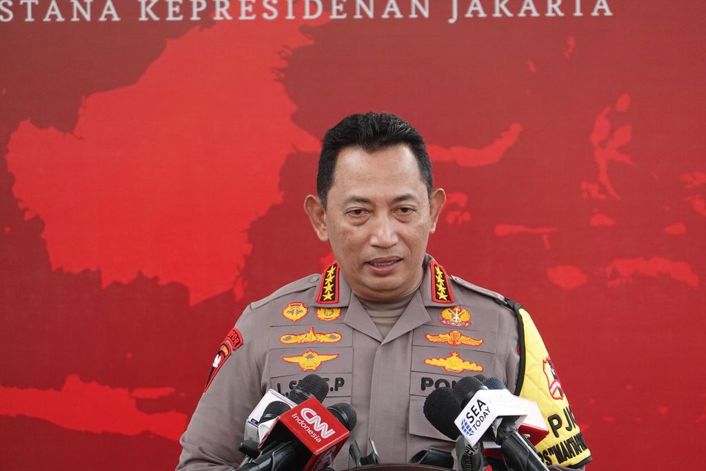 Kepala Polri Jenderal (Pol) Listyo Sigit Prabowo memberikan keterangan pers seusai sidang kabinet paripurna di Istana Negara, Jakarta, Senin (11/12/2023).