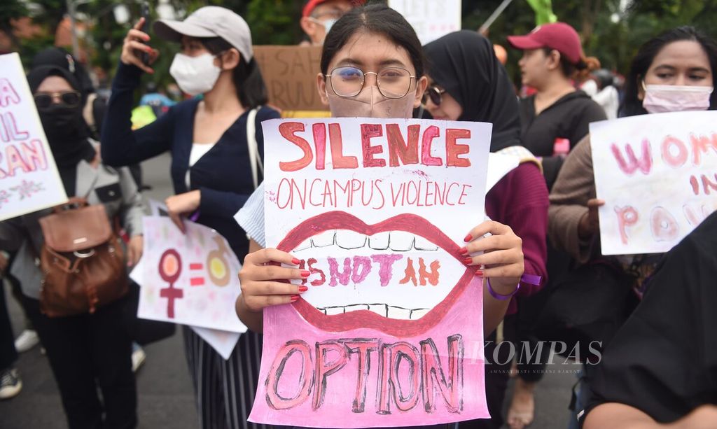 Aktivis yang tergabung bersama Aliansi Gerakan Rakyat (Gerak) berunjuk rasa memperingati Hari Perempuan Internasional di Jalan Gubernur Suryo, Surabaya, Jawa Timur, Rabu (8/3/2023). 
