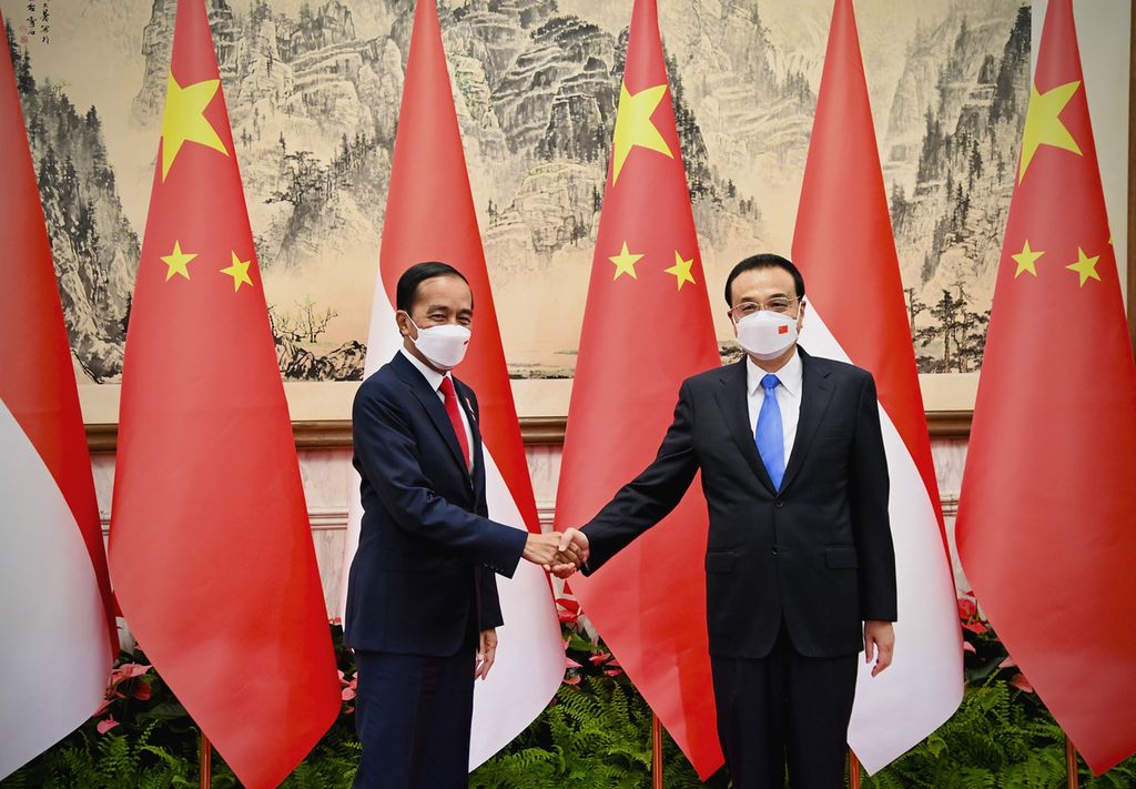 Presiden Joko Widodo (kiri) berjabat tangan dengan Perdana Menteri China Li Keqiang saat pertemuan di Beijing, China, 26 Juli 2022. 