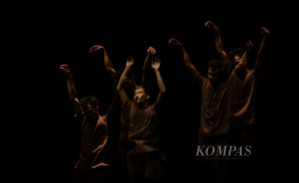 Penari M Safrizal membawakan karyanya yang berjudul "Body Tarekat" sebagai salah satu partisipan program Kampana dalam Indonesian Dance Festival 2022 di Teater Besar, Taman Ismail Marzuki, Jakarta, Senin (24/10/2022). 