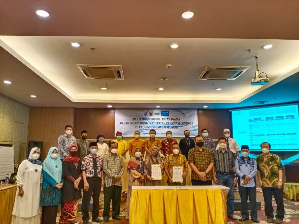 Tokoh lintas agama di Sulawesi Selatan membuat deklarasi dan menyatakan dukungan pada Pemprov untuk mengebut vaksinasi di wilayah ini. Deklarasi ditandatangani di Makassar, Kamis (27/12022).