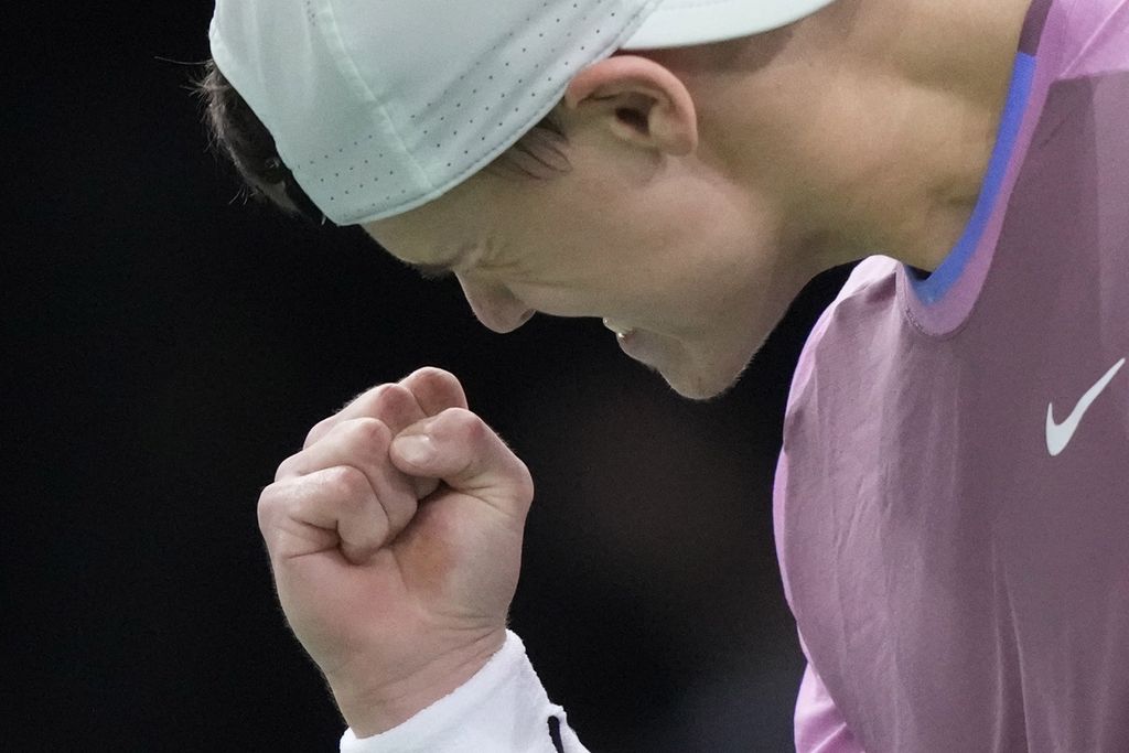 Selebrasi petenis Denmark, Holger Rune, setelah mengalahkan petenis Australia, Alex de Minaur, pada pertandingan perempat final Paris Masters di Accor Arena, Paris, Perancis, Jumat (1/11/2024). Rune masih berjuang untuk mendapat tiket ke final ATP di Turin, Italia, 11-17 November 2024.