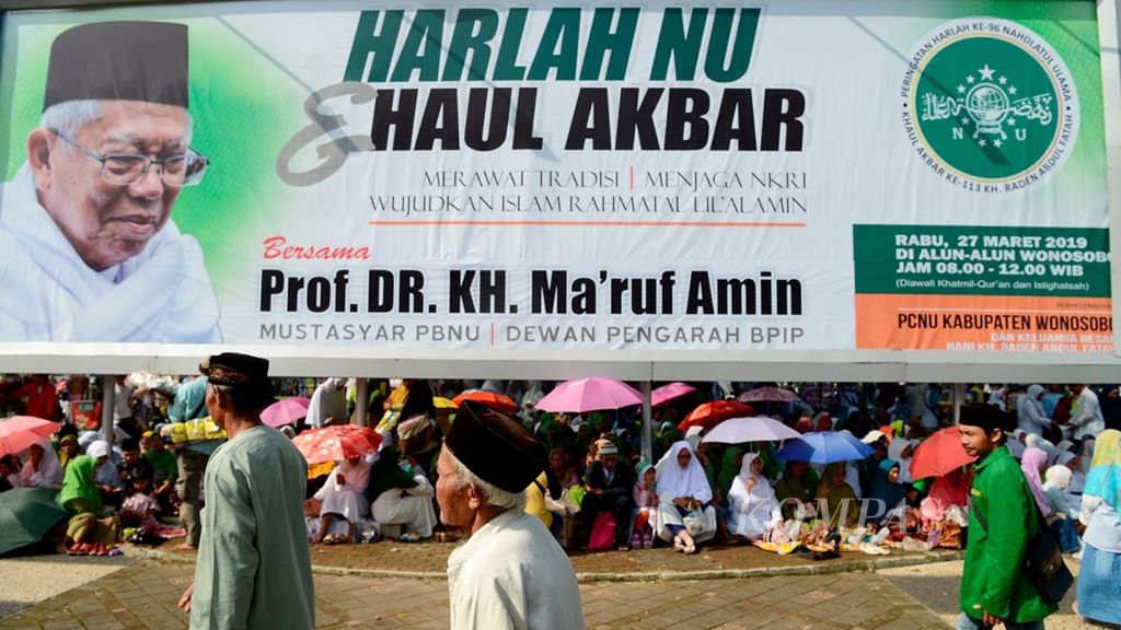 Kader Nahdlatul Ulama menghadiri acara Harlah NU dan Haul Ke-113 Abdul Fatah di Alun-alun Wonosobo, Kabupaten Jawa Tengah, Rabu (27/3/2019). Dalam acara tersebut, Maruf Amin memberikan sambutannya yang merupakan rangkaian dari kunjungan silaturahmi ke sejumlah pondok pesantren di Jawa Tengah.