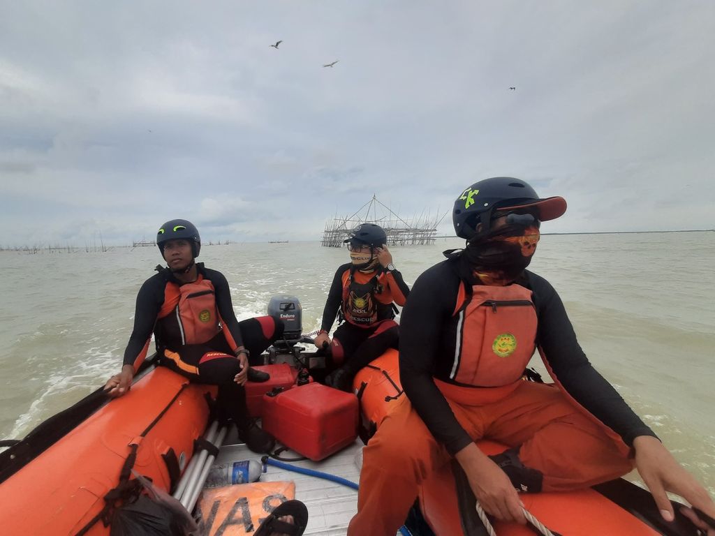 Operasi SAR di perairan Gresik, Jawa Timur, untuk mencari nelayan yang terjatuh ke laut akibat perahu terbalik pada Sabtu (9/3/2024). Sampai hampir sepekan, operasi SAR belum menemukan korban.