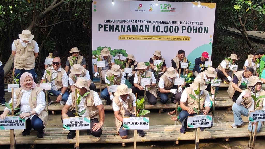Sejumlah pimpinan Satuan Kerja Khusus Pelaksana Kegiatan Usaha Hulu Minyak dan Gas Bumi (SKK Migas) menanam mangrove dalam peluncuran program One Two Trees di Kawasan Ekowisata Mangrove, Jakarta, Sabtu (29/7/2023). 