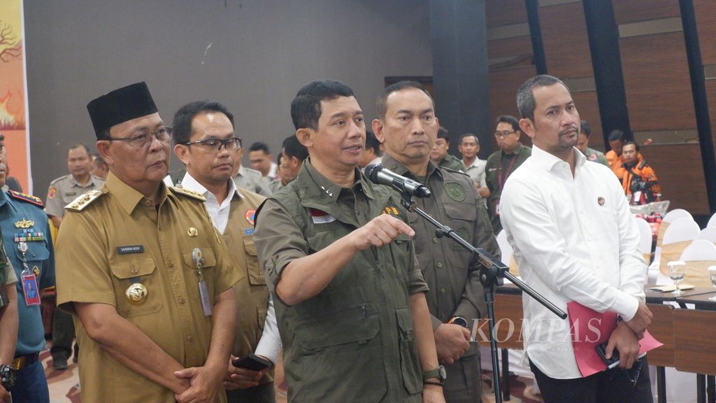 Kepala Badan Nasional Penanggulangan Bencana (BNPB) Letnan Jenderal TNI Suharyanto (tengah) memberikan keterangan pers seusai Rapat Koordinasi Penanganan Darurat Kebakaran Hutan dan Lahan di Provinsi Kalimantan Selatan Tahun 2023 di Banjarbaru, Selasa (25/7/2023).