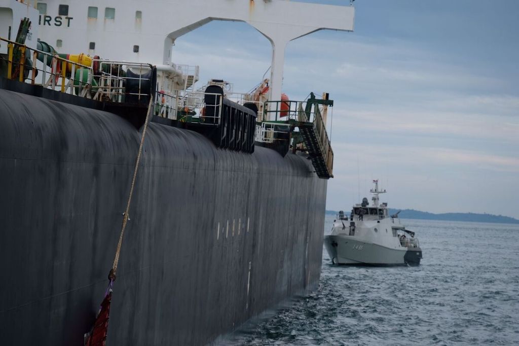 Kapal Angkatan Laut atau KAL Marapas I-4-65 berpatroli untuk mengantisipasi kebocoran minyak dari MT Young Yong yang kandas di perairan Batam, Kepulauan Riau, Minggu (30/10/2022).