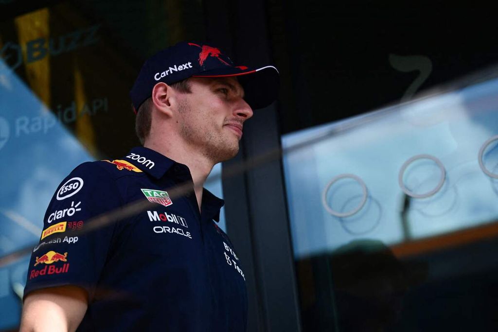 Pebalap Red Bull, Max Verstappen, saat berada di area <i>pit</i> Sirkuit Monza,  Kamis (8/9/2022), sebelum mengikuti Grand Prix  Formula 1 Italia pada akhir pekan ini.