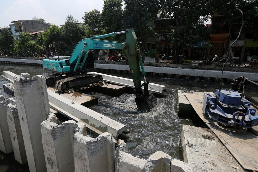 Ekskavator dipergunakan untuk mengangkut turap yang akan dipasang di bantaran Kali Ciliwung di kawasan Kelurahan Ancol. Pademangan, Jakarta Utara, Selasa (19/11/2019). 