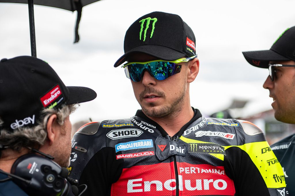 Pebalap tim Pertamina Enduro VR46 Racing, Fabio Di Giannantonio, bersiap melakukan start balapan MotoGP seri Inggris di Sirkuit Silverstone, di mana dia finis di posisi kelima, Minggu (4/8/20204). Dalam balapan itu, Di Giannantonio memunculkan aura Valentino Rossi saat bertarung dengan Alex Marquez. 