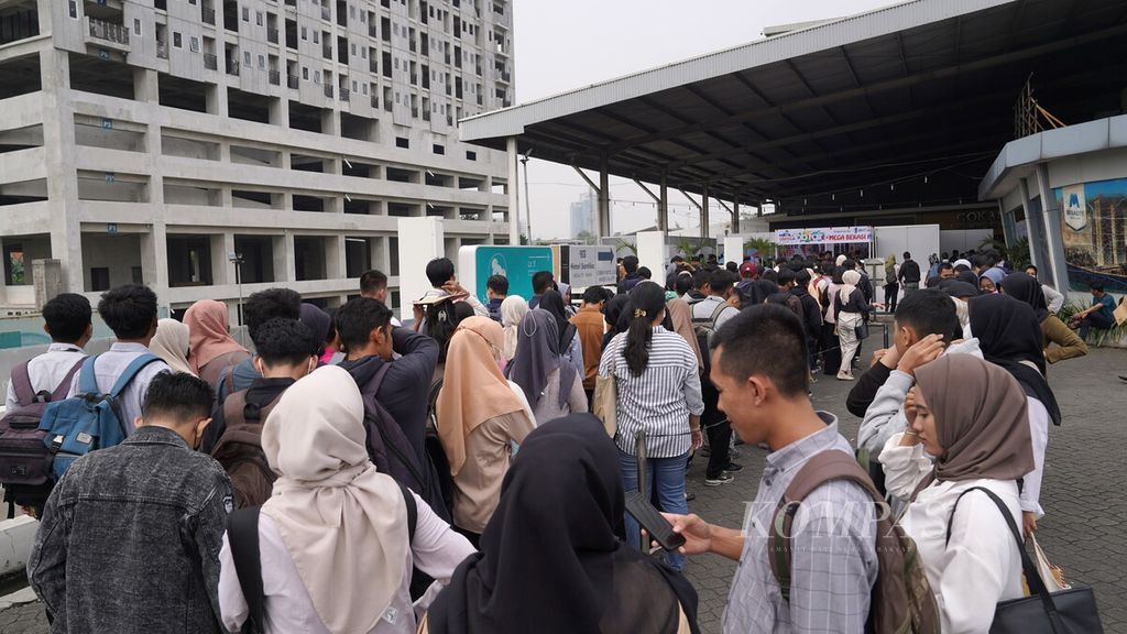 Pencari kerja antre memasuki bursa kerja di sebuah pusat perbelanjaan di Kota Bekasi, Jawa Barat, Rabu (26/7/2023).  Secara keseluruhan, pasar tenaga kerja global telah mengalami gejolak pada tahun ini. 