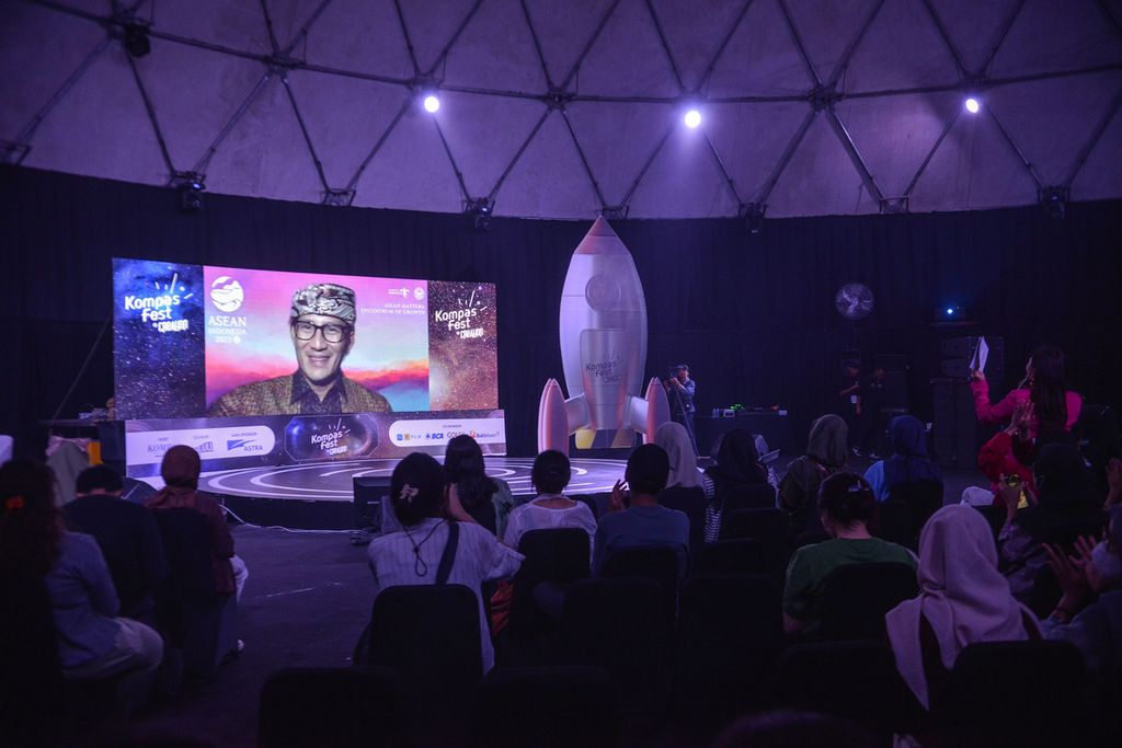 Menteri Pariwisata dan Ekonomi Kreatif Sandiaga Uno menjadi pengisi acara Kompasfest 2023: Creation di Dome Area, Senayan Park, Jakarta, Sabtu (17/6/2023). Harian <i>Kompas </i>kembali menyelenggarakan Kompasfest yang telah memasuki tahun ketiga pada tahun ini. 