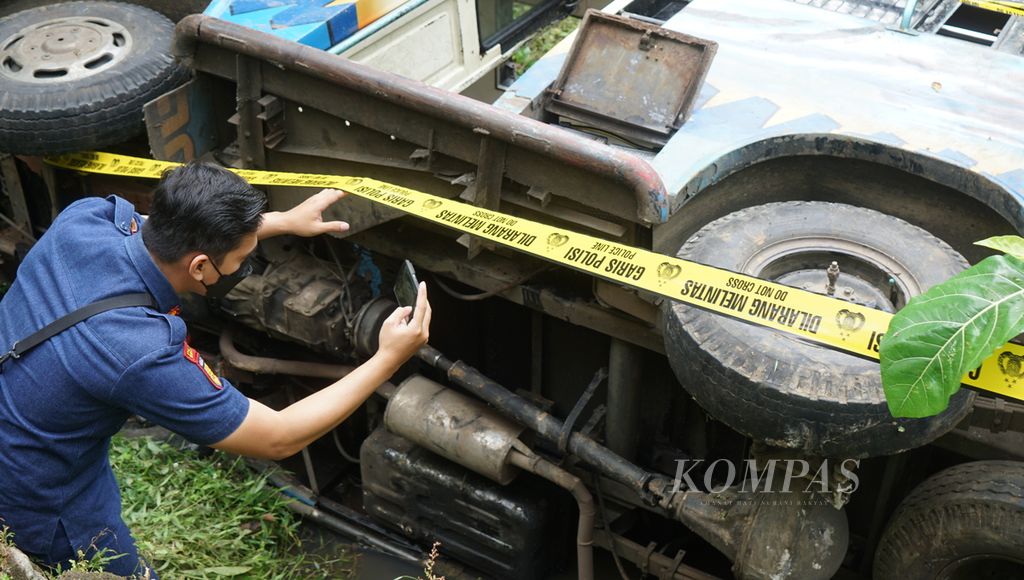 Petugas dari Dinas Perhubungan Kabupaten Wonogiri mengecek minibus yang mengalami kecelakaan, di Kabupaten Wonogiri, Jawa Tengah, Selasa (22/11/2022). Kecelakaan terjadi pada malam sebelumnya. Delapan penumpang tewas dalam insiden tersebut.