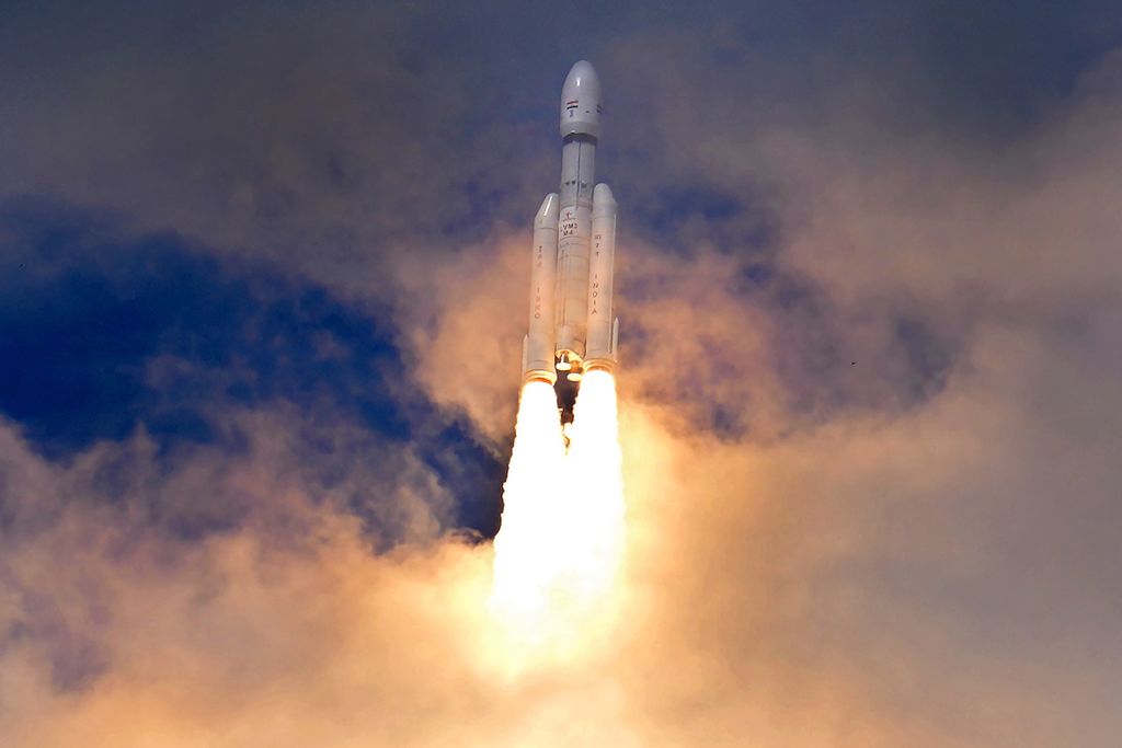 Peluncuran misi ruang angkasa Chandrayaan-3 di Pusat Ruang Angkasa Satish Dhawan, Sriharikota, India, Jumat (14/7/2023). 
