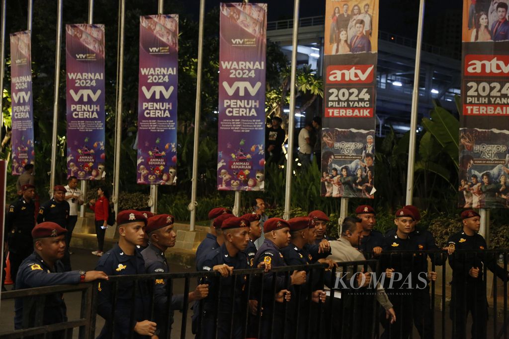 Pasukan pengaman berjaga di luar gedung JCC, Jakarta, saat debat capres berlangsung, Minggu (4/2/2024). Debat ke-5 yang merupakan rangkaian Pemilu 2024 ini menjadi pamungkas dari rangkaian debat yang diadakan oleh KPU.