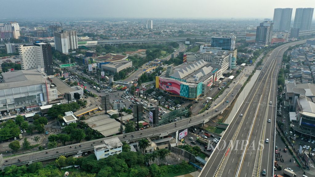 Foto udara lalu lintas dan pusat perbelanjaan di Jalan Ahmad Yani, Kota Bekasi, Jawa Barat, Jumat (5/5/2023). Pusat data banyak dikembangkan di pinggiran kota karena lahannya masih murah dibandingkan di tengah kota. 