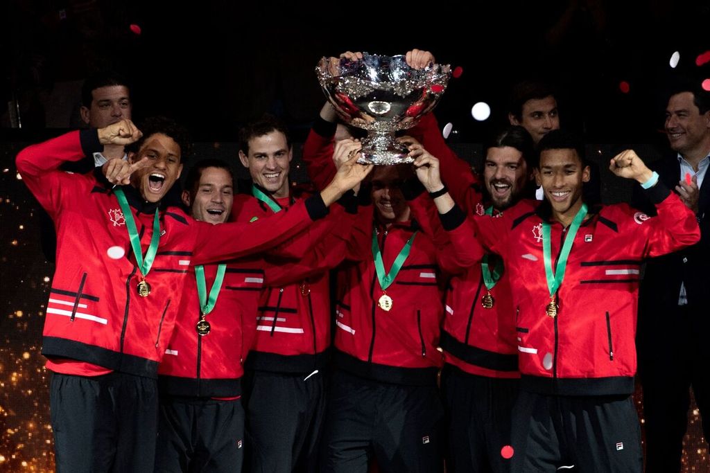 Tim Kanada merayakan gelar juara Piala Davis pada 27 November 2022 di Malaga, Spanyol. Mereka mengalahkan Australia di final.