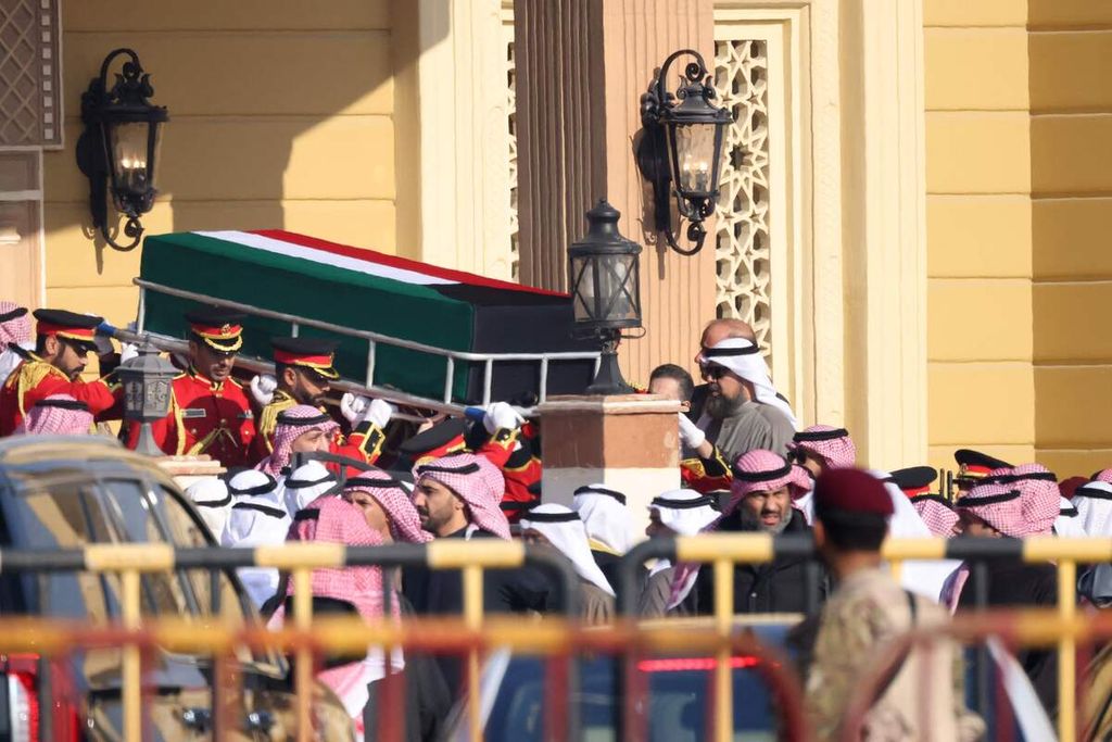 Peti jenazah Emir Kuwait Sheikh Nawaf al-Ahmad al-Sabah dibawa keluar dari Masjid Bilal bin Rabah seusai dishalatkan di Kuwait City, Kuwait, Minggu (17/12/2023). 