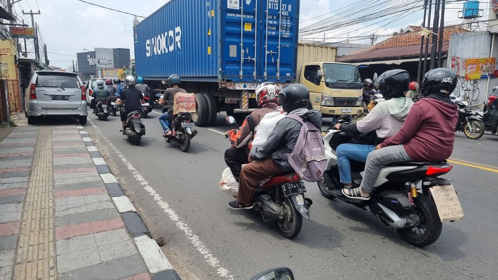 Pemudik dengan sepeda motor melewati Jalan Raya Cibiru, Kabupaten Bandung, Jawa Barat, Sabtu (6/4/2024). Jalan ini merupakan akses dari Kota Bandung menuju daerah Sumedang hingga menuju jalur selatan Jabar.