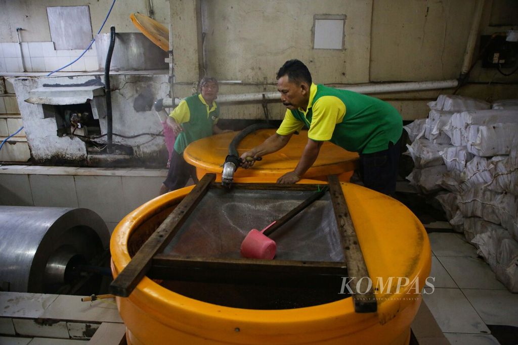 Aktivitas produksi di pabrik kecap Korma di kawasan Pesanggrahan, Jakarta Selatan, Jumat (16/6/2023).