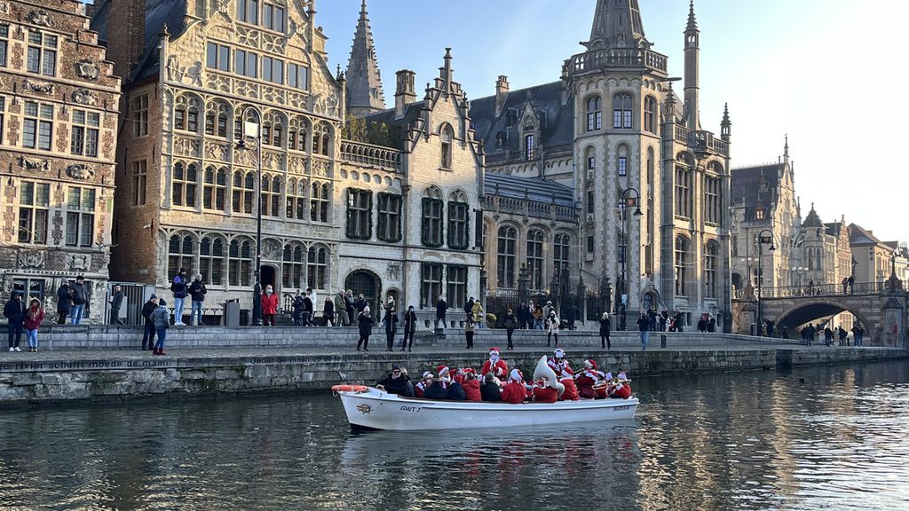 Kelompok <i>drumband </i>mengenakan kostum Sinterklas yang memainkan lagu-lagu khas Natal dari atas perahu di daerah Sungai Leie, Belgia, Sabtu (17/12/2022). Penampilan ini sekaligus menunjukkan semarak Natal yang semakin dekat.