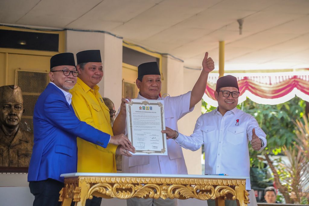 The Chairman of the Gerindra Party and presidential candidate, Prabowo Subianto (second from the right), together with the Chairman of PAN, Zulkifli Hasan, Chairman of Golkar Party, Airlangga Hartarto, and Chairman of PKB, Muhaimin Iskandar (left to right), showed the political contract to the press at the Proclamation Manuscript Formulation Museum, Jakarta, on Sunday (13/8/2023).