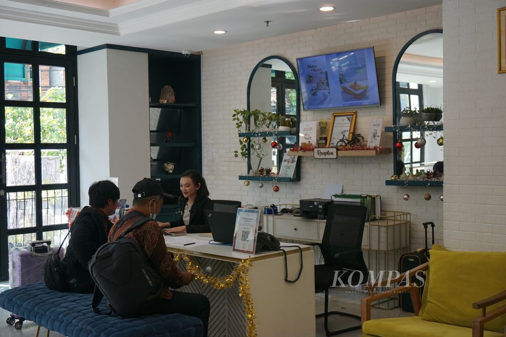 Tamu melakukan <i>check-in </i>di Hotel Jambuluwuk Thamrin yang berada di kawasan Menteng, Jakarta Pusat, Rabu (20/12/2023). Tingkat keterisian atau okupansi di hampir seluruh hotel Jambuluwuk, mulai dari Jakarta hingga Gili Trawangan, mencapai 90 persen.