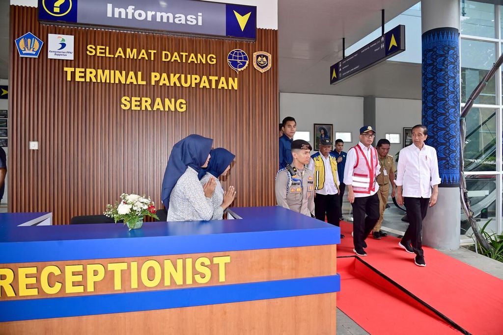 Presiden Joko Widodo meresmikan Terminal Pakupatan Tipe A yang terletak di Kota Serang, Provinsi Banten, Senin (8/1/2024). 