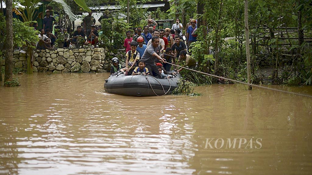  Warga Dusun Kuwon Tengah yang terjebak banjir dievakuasi menggunakan perahu karet di Desa Pacarejo, Semanu, Gunung Kidul, Daerah Istimewa Yogyakarta, Rabu (29/11). 