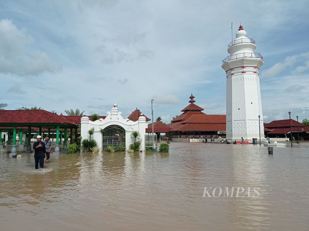 Kompleks Masjid Agung Banten di Kawasan Wisata Banten Lama yang terendam banjir, Rabu (2/3/2022). Padahal, kompleks ini jarang kebanjiran sekalipun hujan deras.