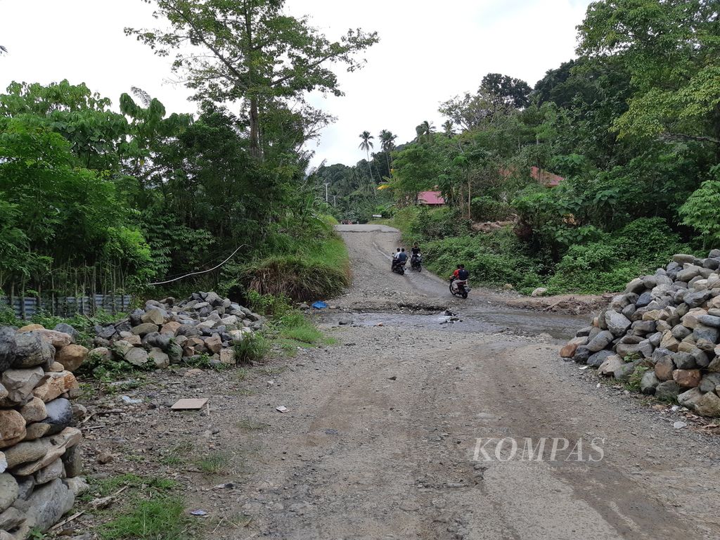 Salah satu ruas jalan menuju Puskesmas Limboro, Seram Bagian Barat, Maluku, yang harus melewati sungai tak berjembatan. Foto diambil Rabu (21/6/2023).