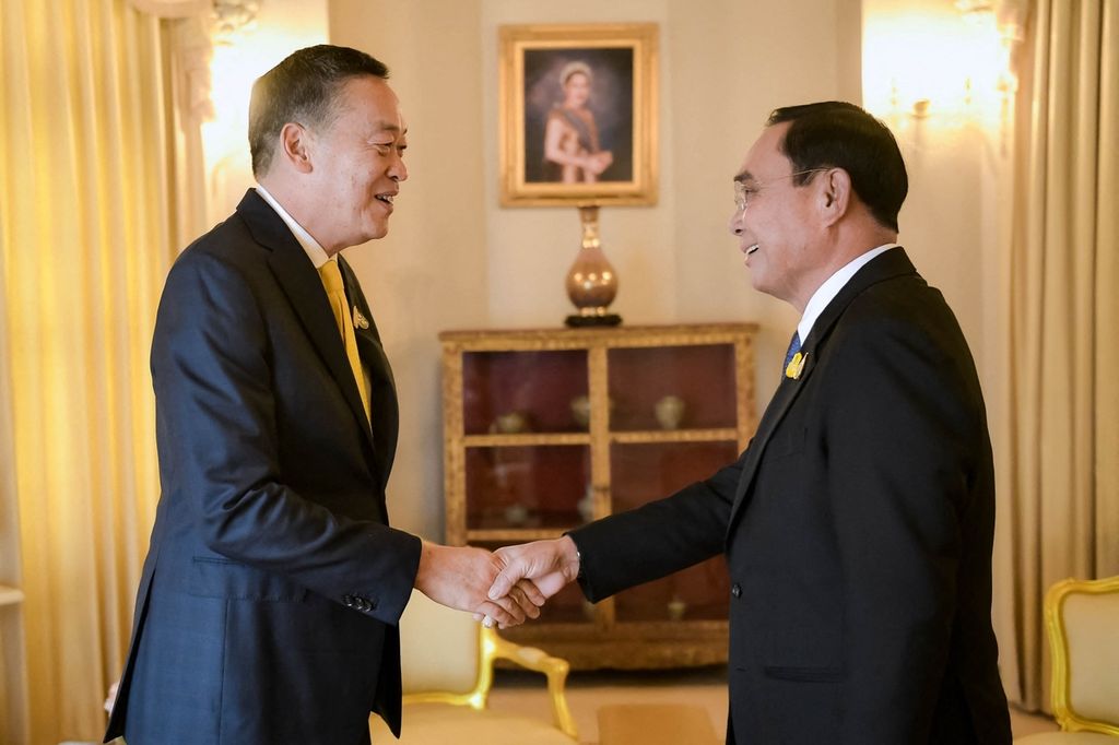 Perdana Menteri Thailand Srettha Thavisin (kiri) dan pendahulunya, Prayuth Chan-ocha, bertemu di Bangkok pada 24 Agustus 2023. Srettha dan Prayuth sama-sama tidak menghadiri Konferensi Tingkat Tinggi ASEAN selama Indonesia menjadi Ketua ASEAN