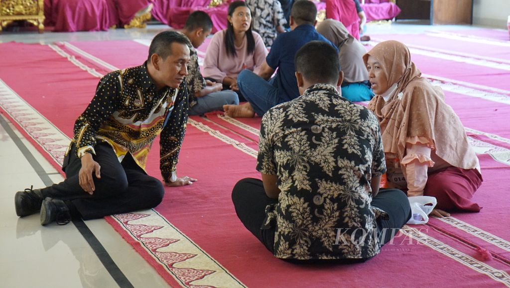 Pegawai LPKA Kelas II Yogyakarta mengobrol dengan orangtua dan anak binaan dari LPKA Kelas II Yogyakarta, di Kabupaten Gunungkidul, Daerah Istimewa Yogyakarta, Kamis (24/8/2023).
